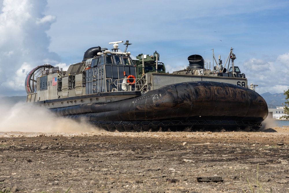 Landing craft, air cushion delivers U.S. Marines ashore