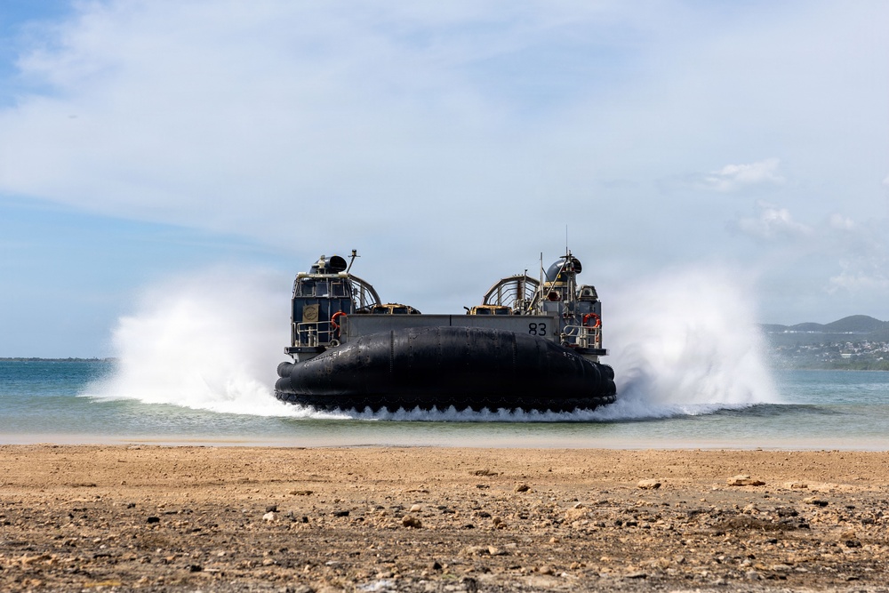 Landing craft, air cushion delivers U.S. Marines ashore