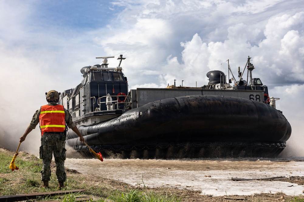 Landing craft, air cushion delivers U.S. Marines ashore