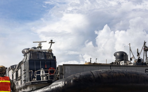 Landing craft, air cushion delivers U.S. Marines ashore
