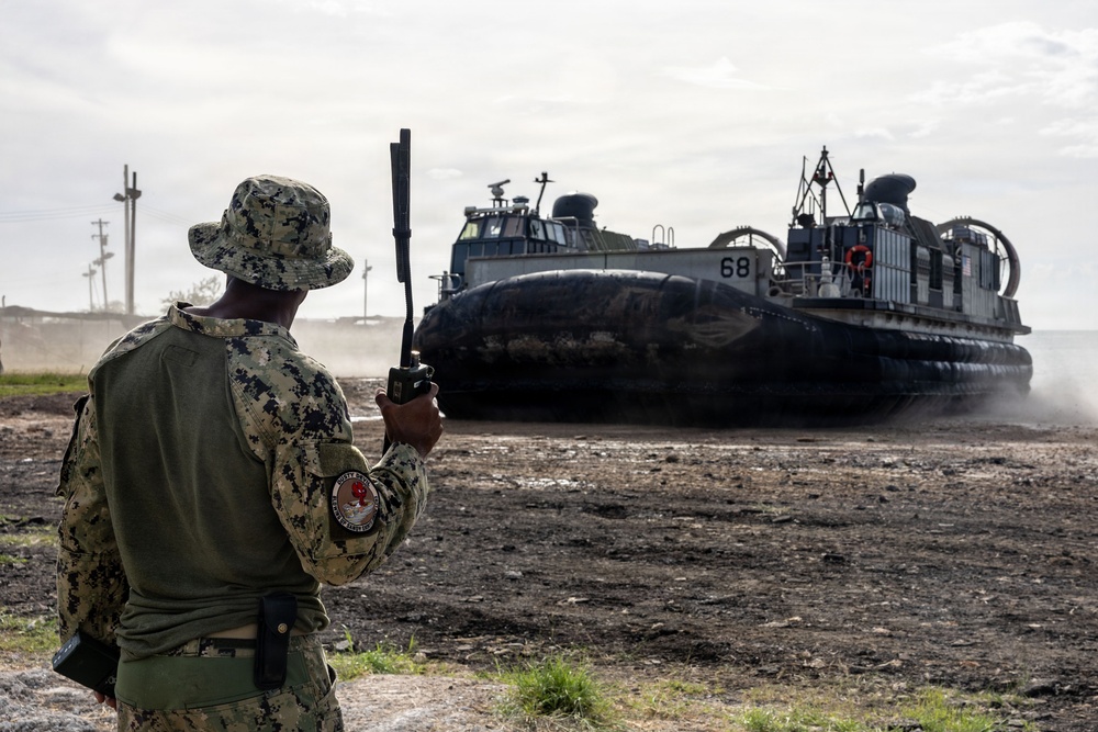 Landing craft, air cushion delivers U.S. Marines ashore