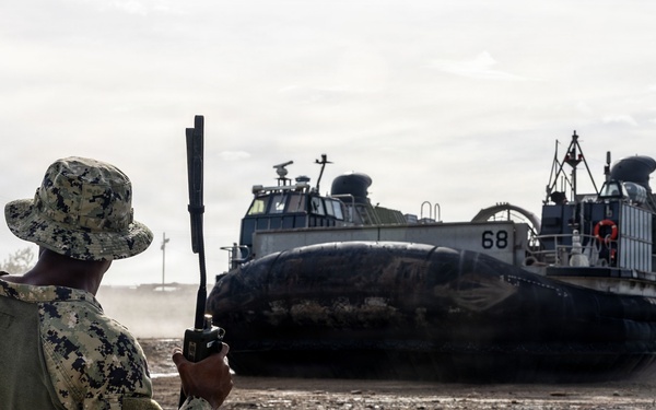Landing craft, air cushion delivers U.S. Marines ashore