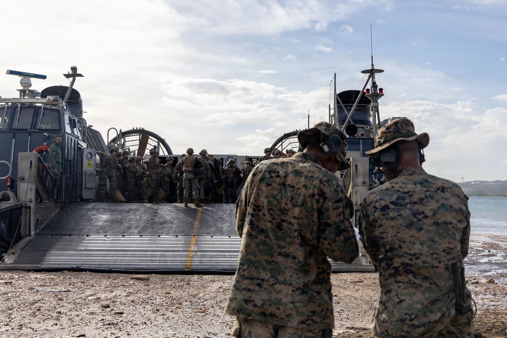 Landing craft, air cushion delivers U.S. Marines ashore