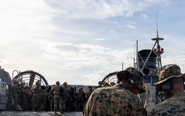 Landing craft, air cushion delivers U.S. Marines ashore