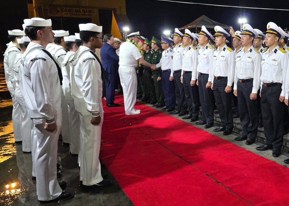 USS Tripoli, USS Robert Smalls arrive in Da Nang, Vietnam