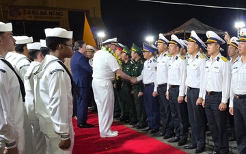 USS Tripoli, USS Robert Smalls arrive in Da Nang, Vietnam