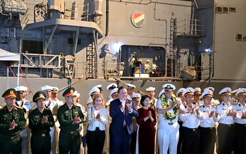 USS Tripoli, USS Robert Smalls arrive in Da Nang, Vietnam