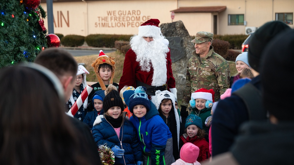 Team Osan celebrates annual Christmas tree lighting