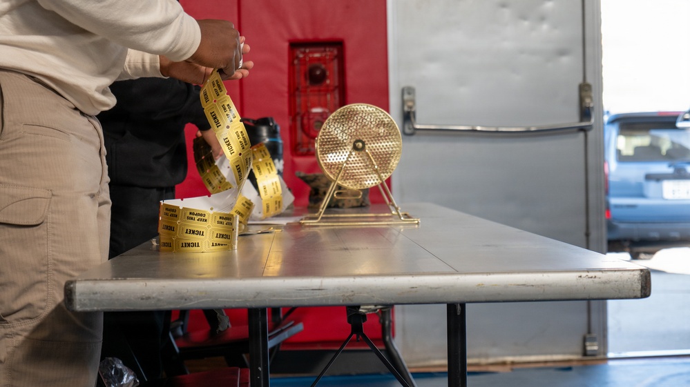 7th Communication Battalion spreads holiday cheer