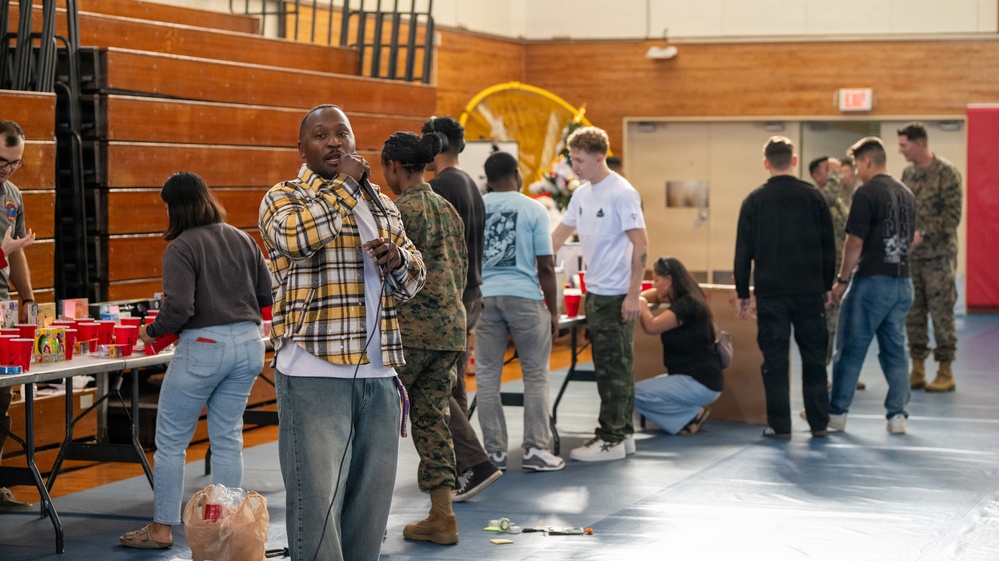 7th Communication Battalion spreads holiday cheer