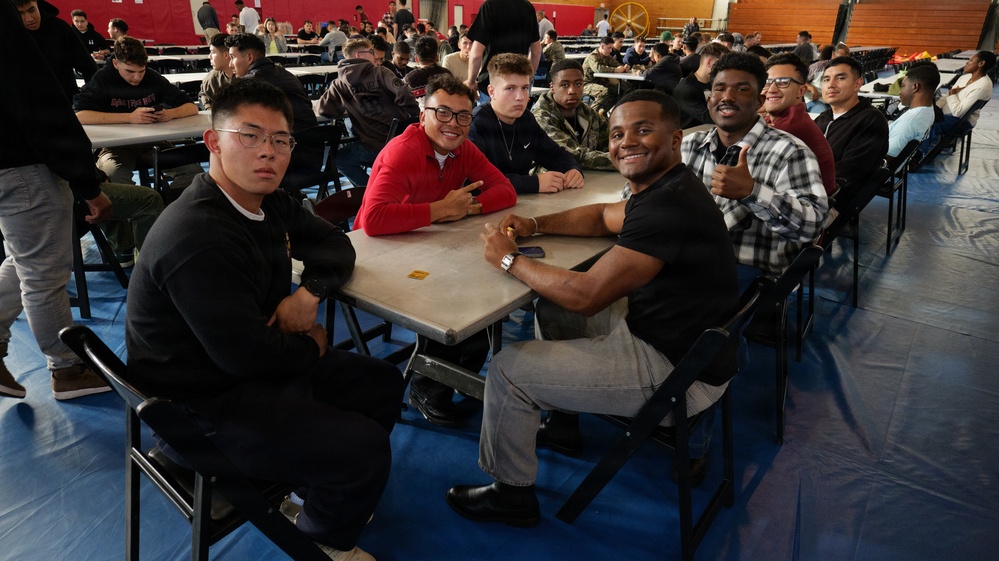 7th Communication Battalion spreads holiday cheer