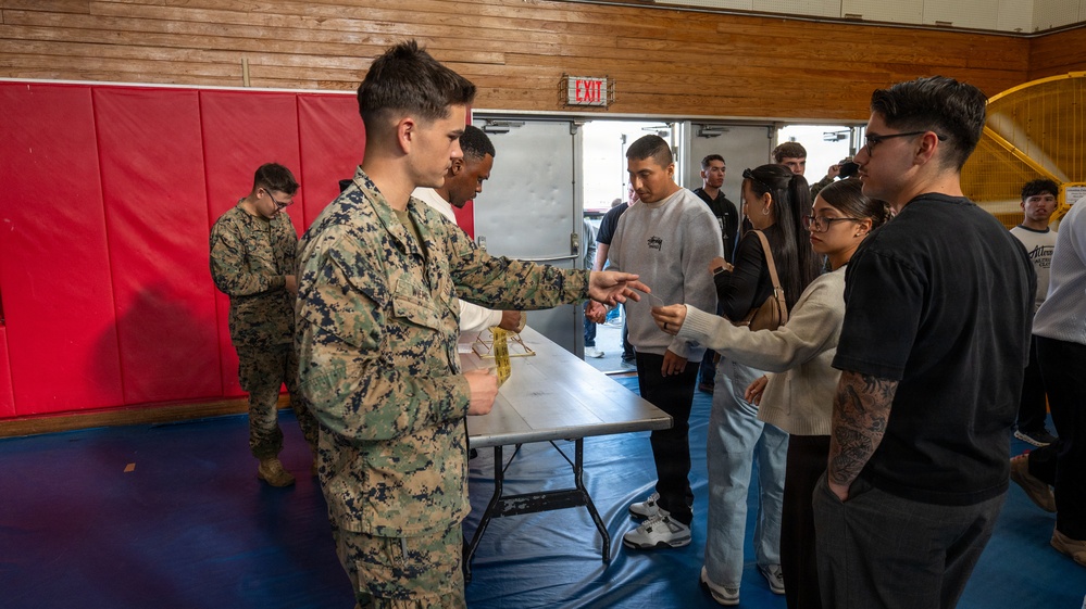 7th Communication Battalion Spreads Holiday Cheer
