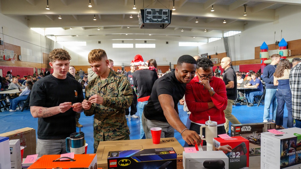 7th Communication Battalion spreads holiday cheer