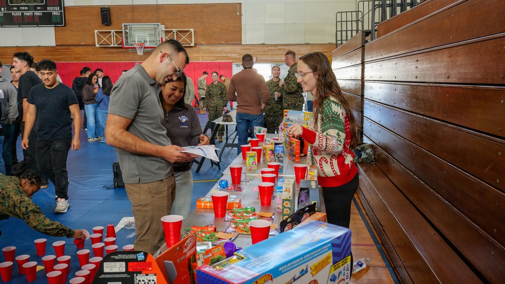 7th Communication Battalion spreads holiday cheer