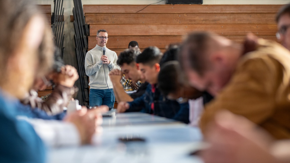 7th Communication Battalion spreads holiday cheer