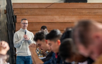 7th Communication Battalion spreads holiday cheer