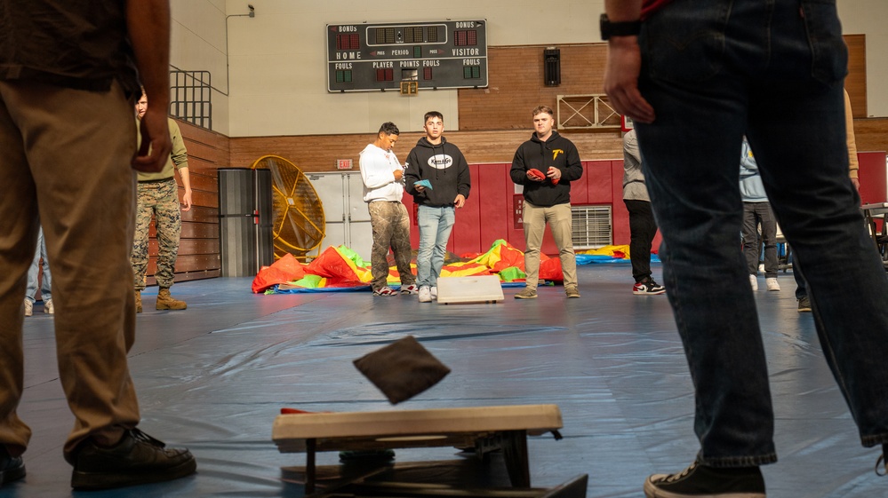 7th Communication Battalion spreads holiday cheer