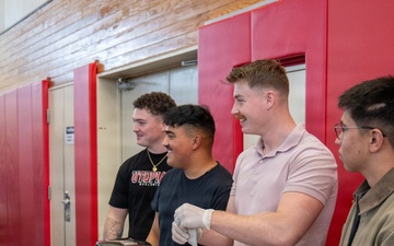 7th Communication Battalion spreads holiday cheer