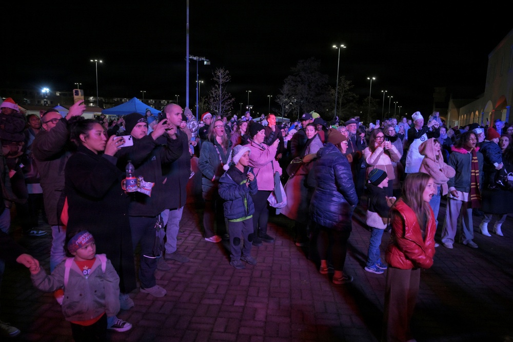 Aviano AB hosts tree lighting ceremony
