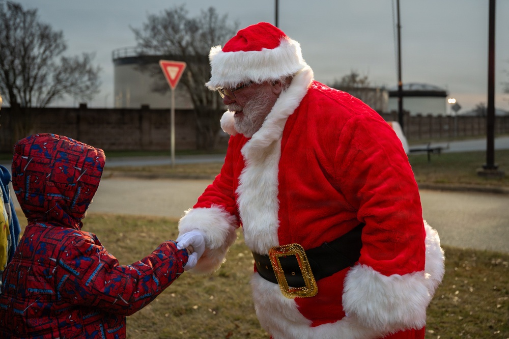 'Tis The Season: 20th FW hosts tree lighting ceremony