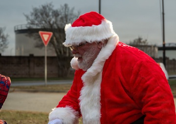 'Tis The Season: 20th FW hosts tree lighting ceremony