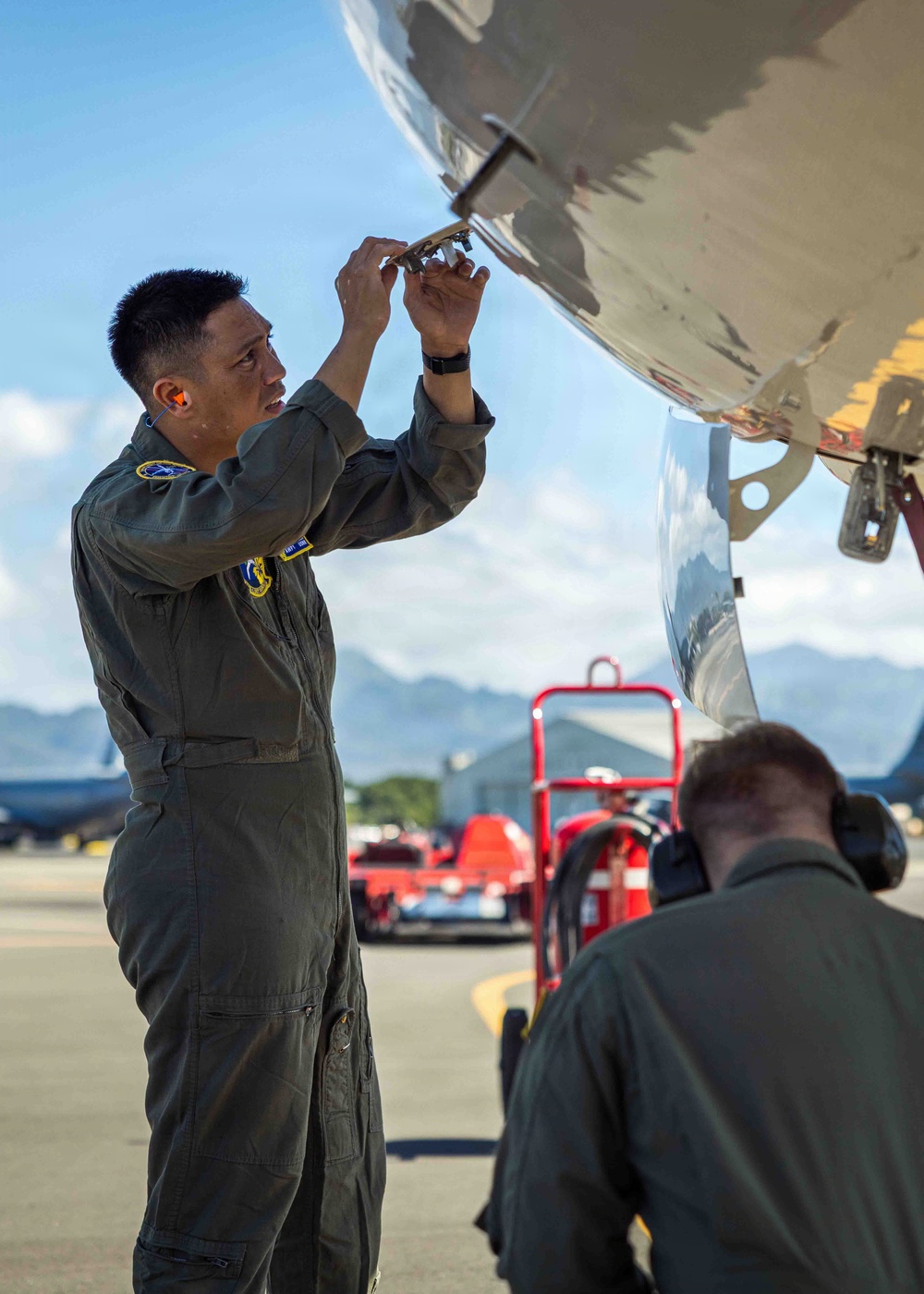 VR-1 Sailors complete C-37A pre-flight safety check