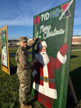 7th ID Soldier paints Santa, wins money for unit fund