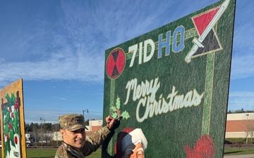 7th ID Soldier paints Santa, wins money for unit fund