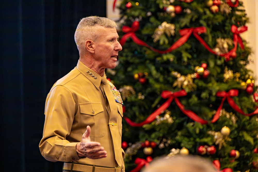 The Commandant, Gen. Eric M. Smith speaks with the U.S. Marine Corps Department of Aviation Graybeards