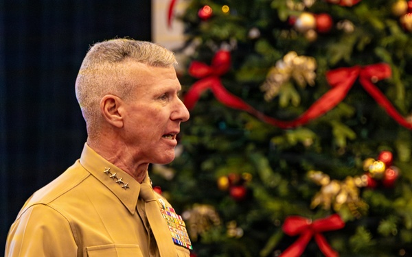 The Commandant, Gen. Eric M. Smith speaks with the U.S. Marine Corps Department of Aviation Graybeards