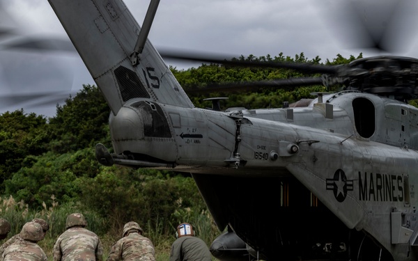 31st MEU | Marine Medium Tiltrotor Squadron (VMM) 265 (Rein.) ordnance load rehearsal