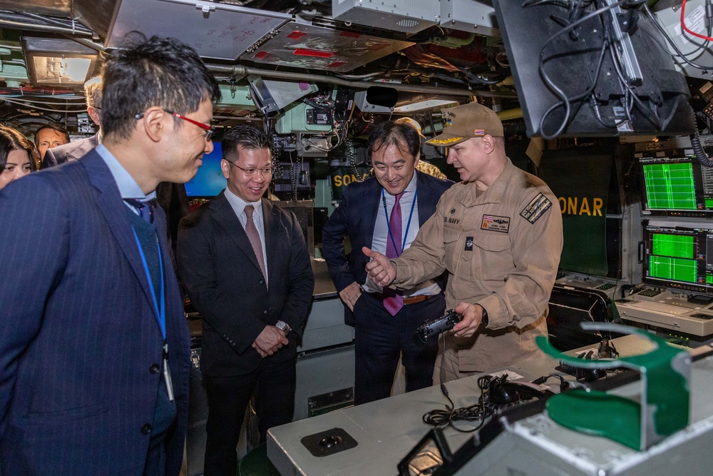 USS Hawaii (SSN 776) hosts members of the Japan Ministry of Defense and the Japan Ministry of Foreign Affairs