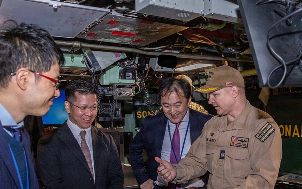 USS Hawaii (SSN 776) hosts members of the Japan Ministry of Defense and the Japan Ministry of Foreign Affairs