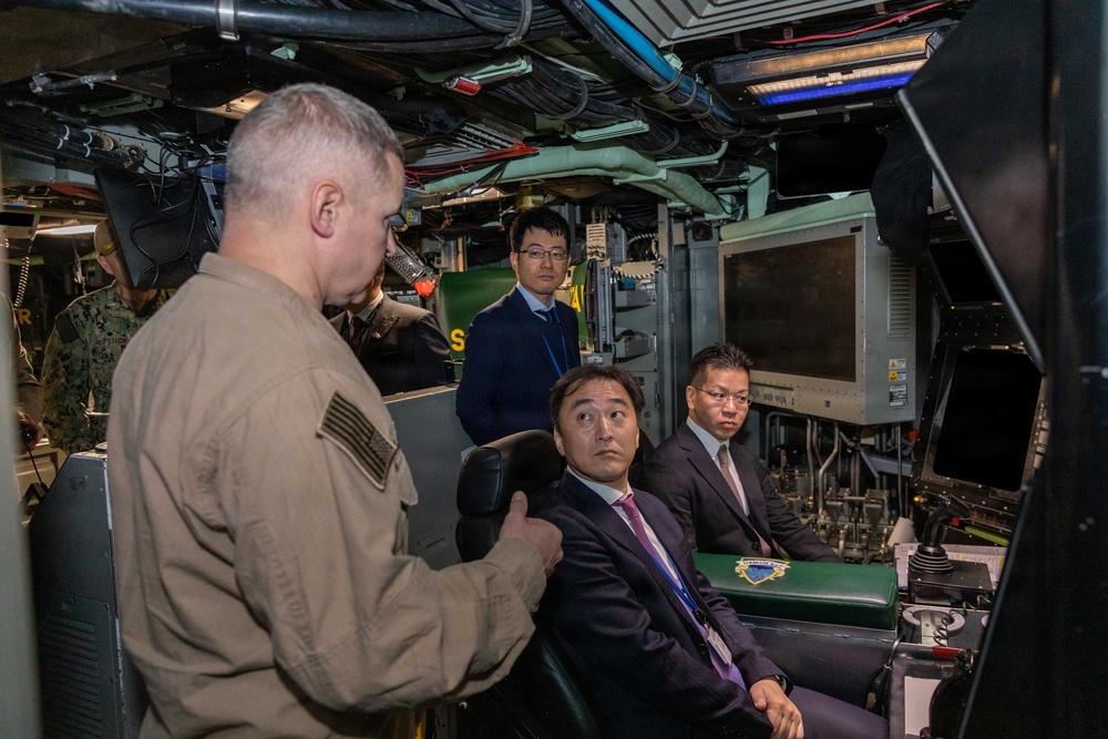 USS Hawaii (SSN 776) hosts members of the Japan Ministry of Defense and the Japan Ministry of Foreign Affairs