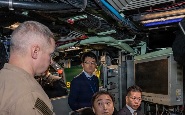 USS Hawaii (SSN 776) hosts members of the Japan Ministry of Defense and the Japan Ministry of Foreign Affairs