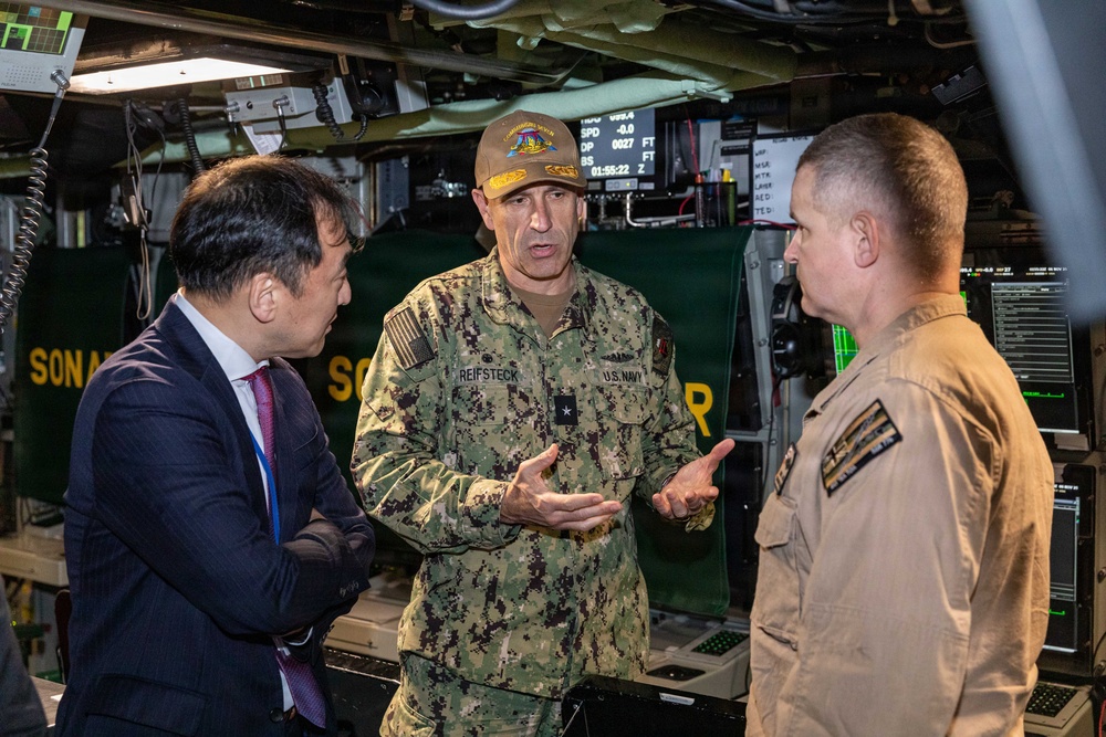 USS Hawaii (SSN 776) hosts members of the Japan Ministry of Defense and the Japan Ministry of Foreign Affairs