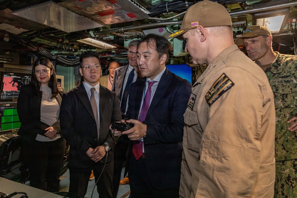 USS Hawaii (SSN 776) hosts members of the Japan Ministry of Defense and the Japan Ministry of Foreign Affairs