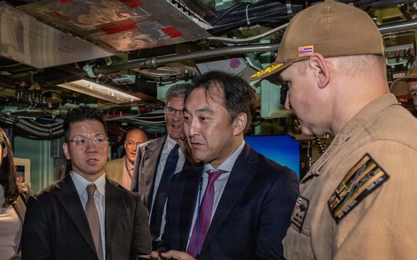 USS Hawaii (SSN 776) hosts members of the Japan Ministry of Defense and the Japan Ministry of Foreign Affairs