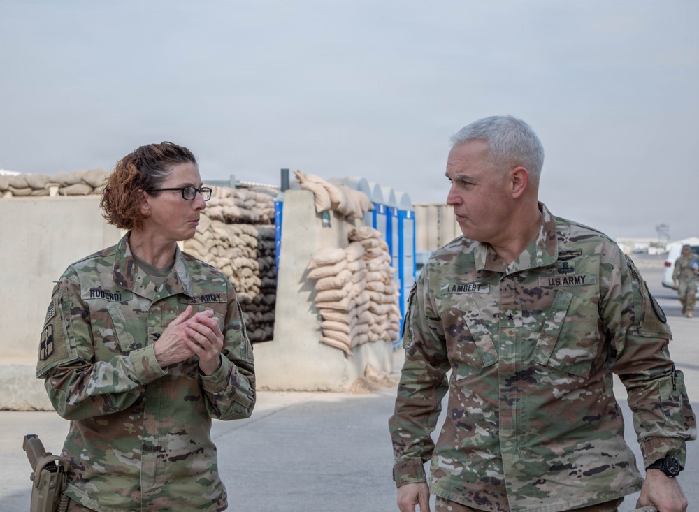 CJTF-OIR Commanding General pays a visit to the 115th Field Hospital during a battlefield circulation