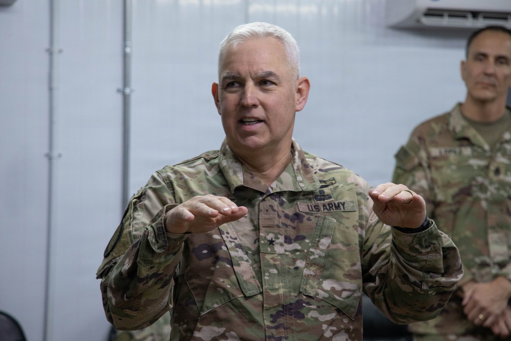 CJTF-OIR Commanding General pays a visit to the 115th Field Hospital during a battlefield circulation