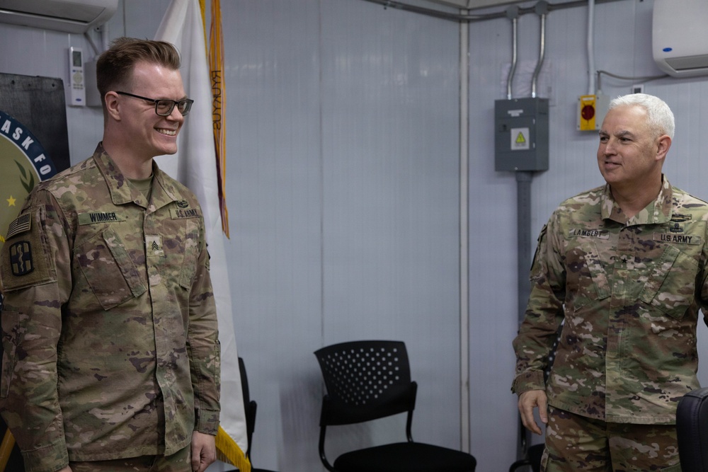 CJTF-OIR Commanding General pays a visit to the 115th Field Hospital during a battlefield circulation