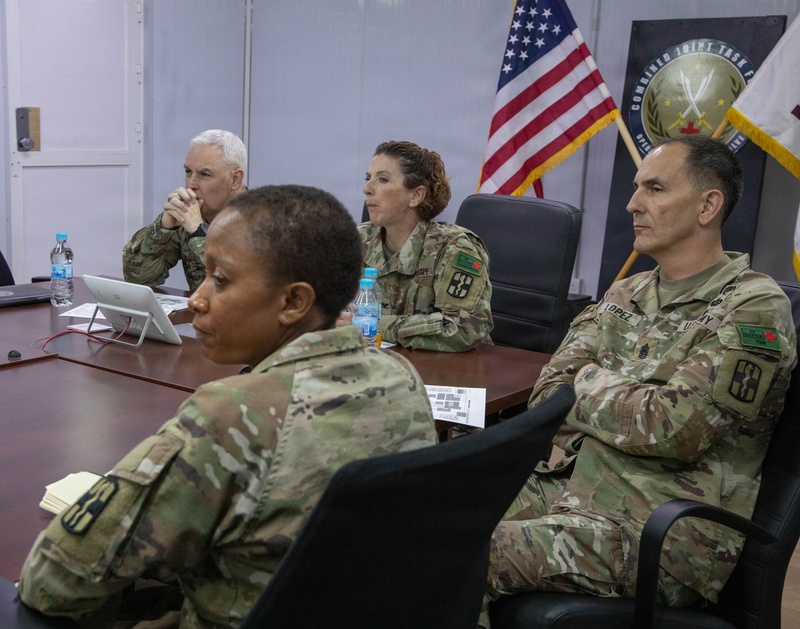 CJTF-OIR Commanding General pays a visit to the 115th Field Hospital during a battlefield circulation