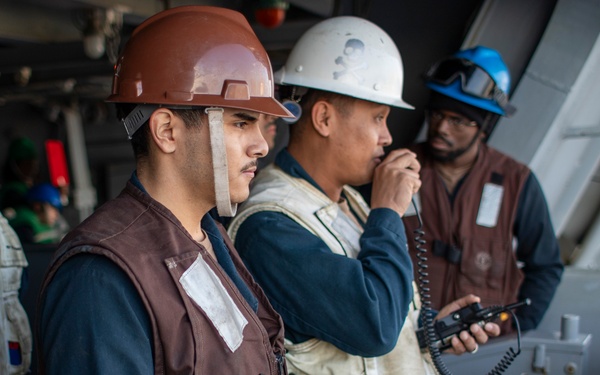 George Washington Conducts Fueling-at-Sea with Dewey