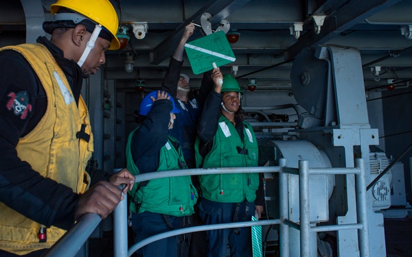 George Washington Conducts Fueling-at-Sea with Dewey