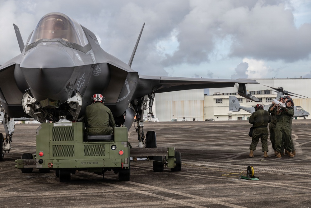 VMFA-225 conducts F-35B hot load in Puerto Rico