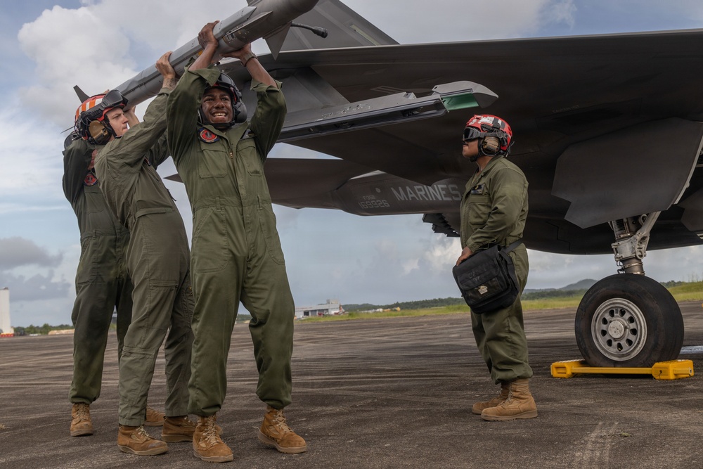VMFA-225 conducts F-35B hot load in Puerto Rico