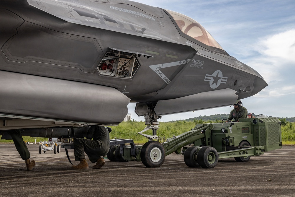 VMFA-225 conducts F-35B hot load in Puerto Rico