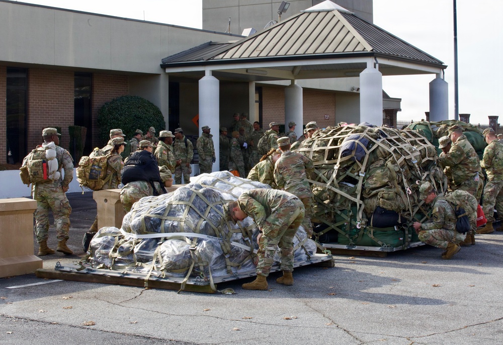 Soldiers unpacks pallet