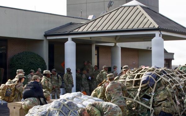 Soldiers unpacks pallet