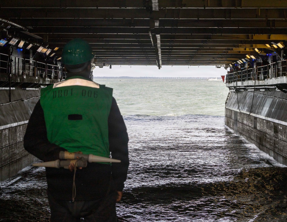 USS Kearsarge Conducts Well Deck Operations